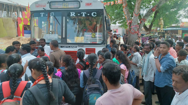 Provide bus Facility: విద్యార్థుల ఆందోళన.. బస్సులు లేదు.. కాలేజీలకు ఎలా వెళ్లాలి?