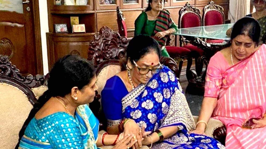 Ys Vijayamma Consoles Krishnam Raju Wife