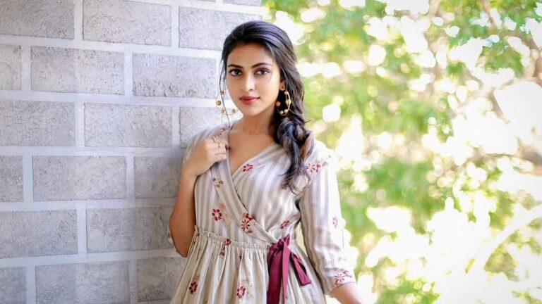 Amala Paul: తెలుగులో కేవలం నాలుగు ఫ్యామిలీలే ఏలుతున్నాయి.. కానీ తమిళ్ అలా కాదు