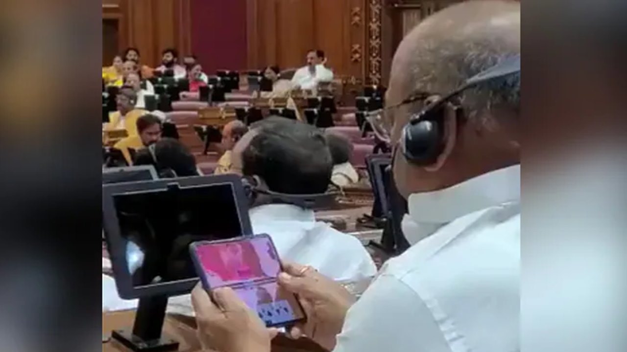 Assembly Video: అసెంబ్లీలో పాడుపని చేస్తూ.. అడ్డంగా బుక్కయ్యారు..