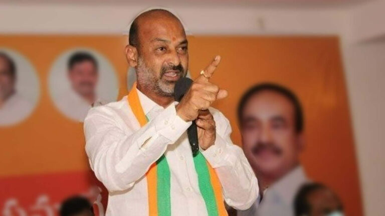 Bandi Sanjay: గవర్నర్ పై బీజేపీ ముద్రవేసి అవమానిస్తున్నారు.. సంచలన ట్వీట్..