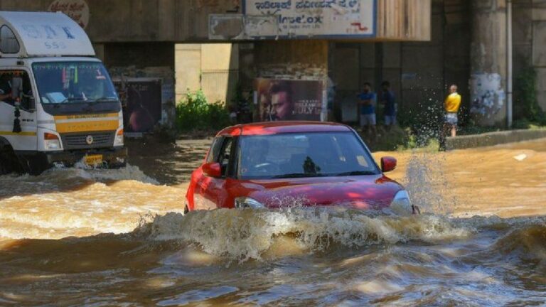Bengaluru Floods: బెంగళూర్ లో మళ్లీ భారీ వర్షం.. ఎల్లో అలర్ట్ జారీ.