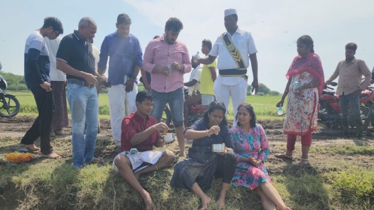 Andhra Pradesh: పొలంలో చెమట చిందించిన కలెక్టర్లు.. నెటిజన్‌ల ప్రశంసలు