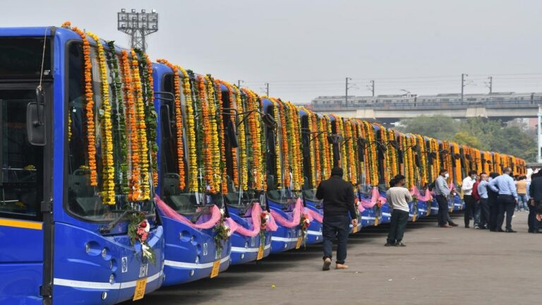 Delhi: ఢిల్లీలో ఆప్ సర్కారుకు కొత్త చిక్కు.. బస్సుల కొనుగోళ్లలో గోల్‌మాల్!