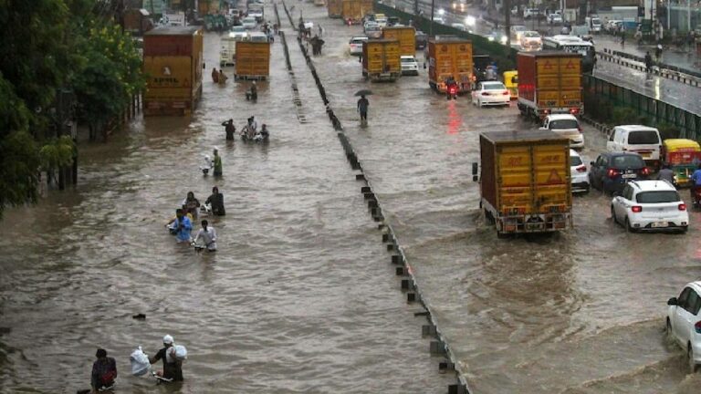 Delhi: ఢిల్లీలో భారీ వర్షాలు.. స్కూళ్లకు సెలవులు, ఉద్యోగులకు వర్క్ ఫ్రం హోమ్