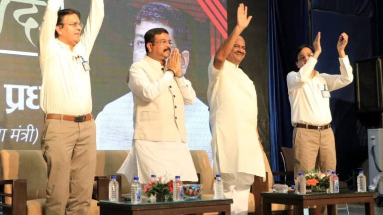 Central Govt: వచ్చే రెండేళ్లలో ఆ ప్రవేశ పరీక్షలను విలీనం చేసే ప్రతిపాదన లేదు..