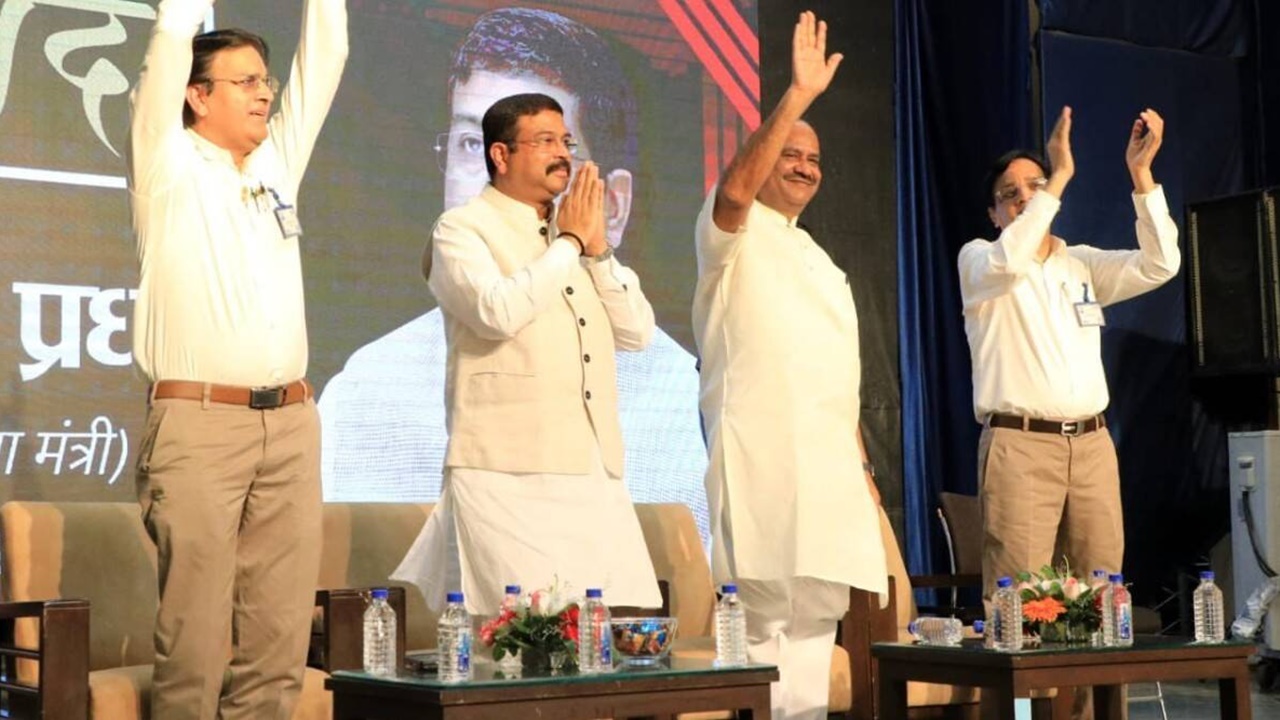 Central Govt: వచ్చే రెండేళ్లలో ఆ ప్రవేశ పరీక్షలను విలీనం చేసే ప్రతిపాదన లేదు..