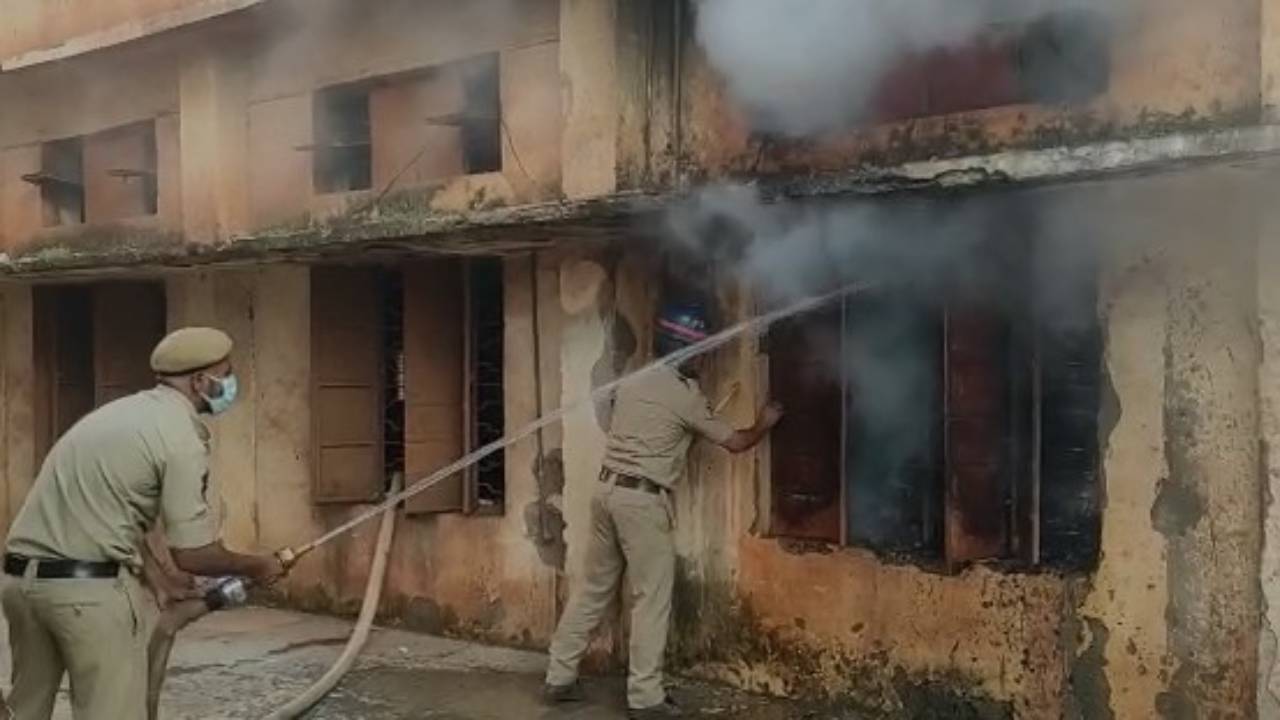 Zaheerabad Fire Accident: గవర్నమెంట్ కాలేజీలో ఫైర్.. కాలిబూడిదైన ఎన్నికల సామాగ్రి