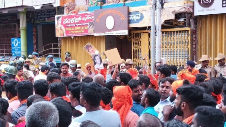 Godse photo at Ganesh Visarjan: వినాయక నిమర్జనంలో నాథూరామ్ గాడ్సే ఫోటోలు