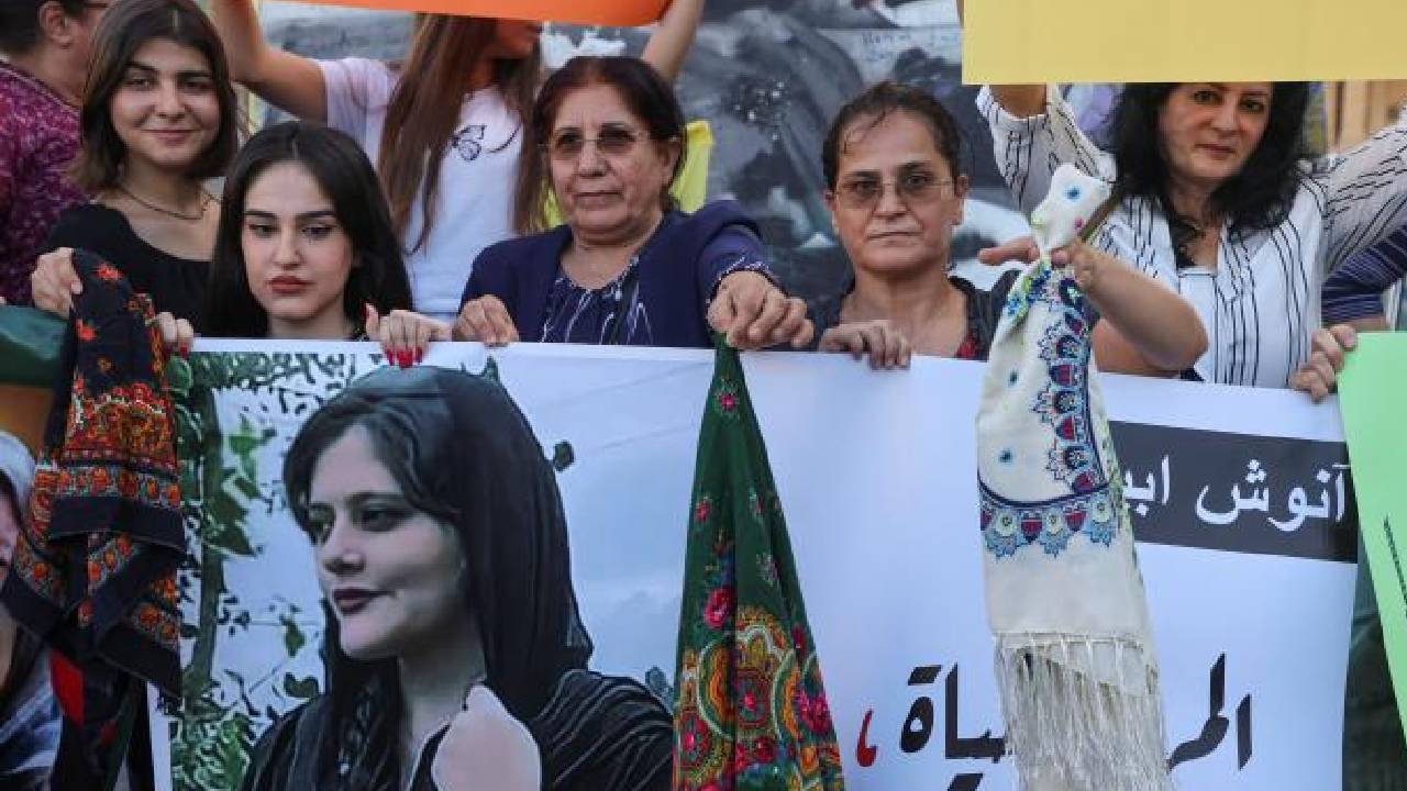Anti-Hijab Protest In Iran: అధికారులు కొట్టడంతోనే నా కూతురు చనిపోయింది: మహ్సా అమిని తండ్రి