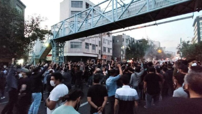 Hijab Protest In Iran: ఇరాన్‌లో ఉద్ధృతంగా హిజాబ్ నిరసనలు.. సోషల్ మీడియాపై బ్యాన్