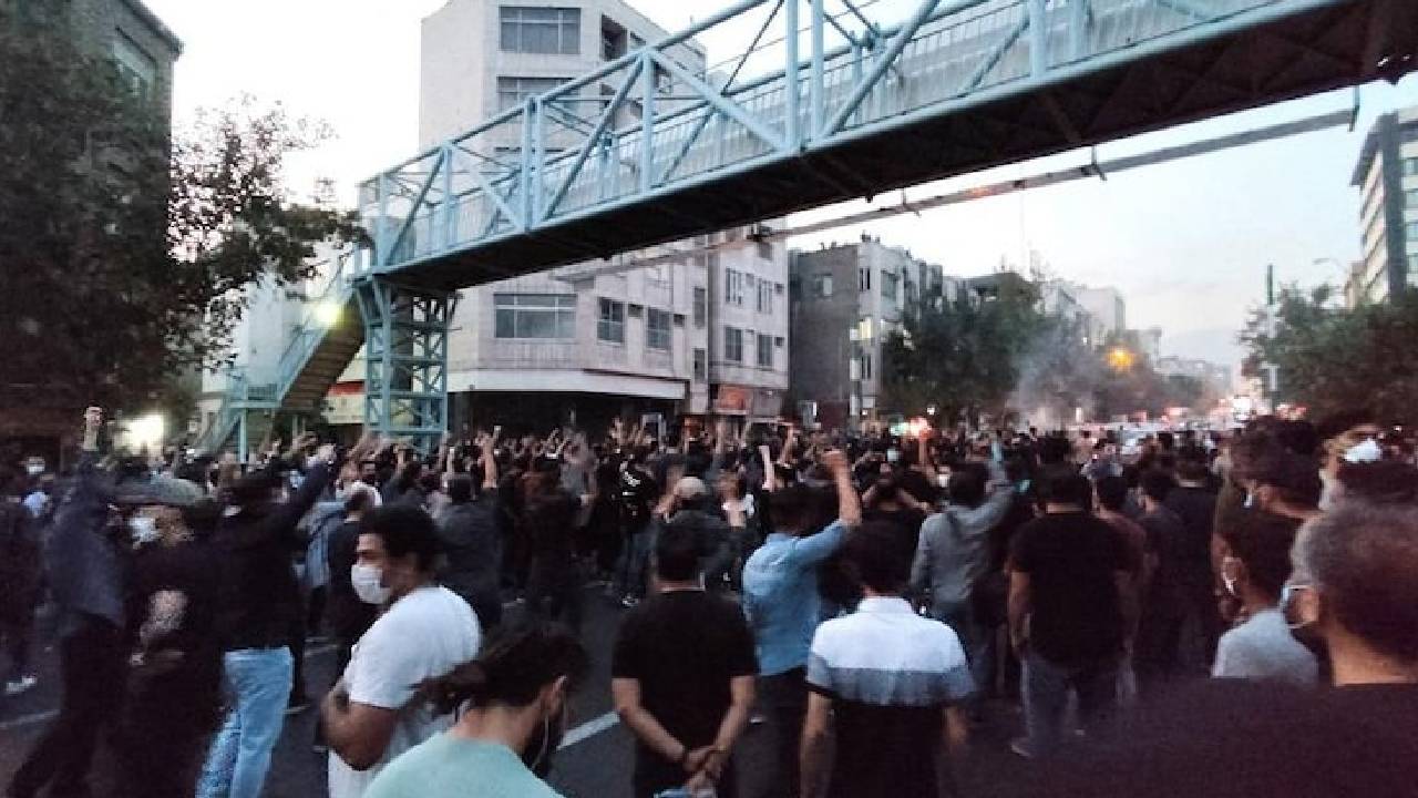 Hijab Protest In Iran: ఇరాన్‌లో ఉద్ధృతంగా హిజాబ్ నిరసనలు.. సోషల్ మీడియాపై బ్యాన్