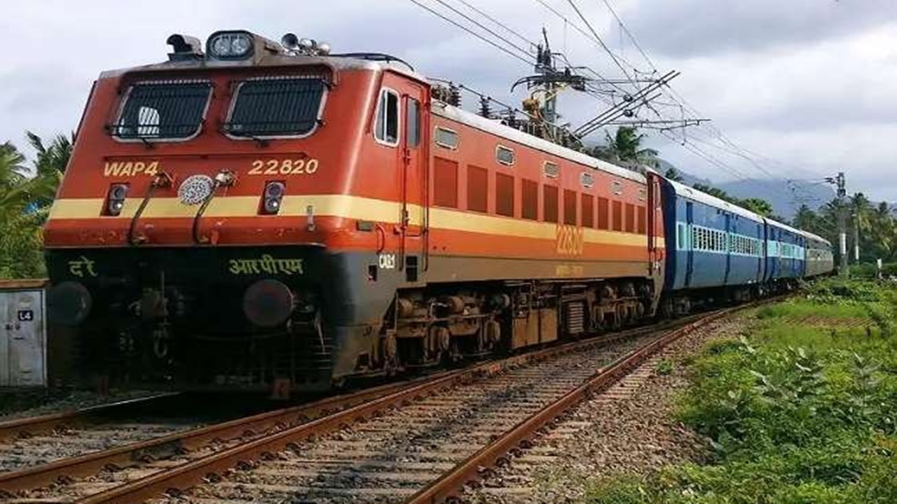 Indian Railways: రైల్వే ప్రయాణికులకు ఉచితంగా భోజనం.. షరతులు వర్తిస్తాయి