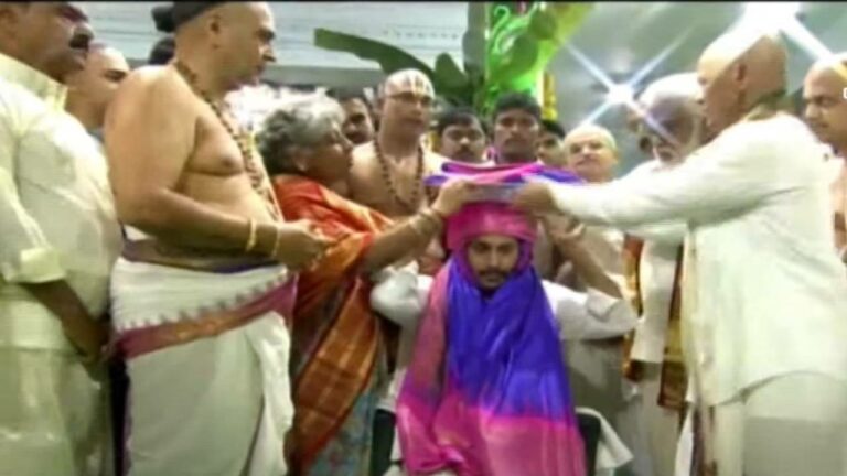 Cm Jagan At Tirumala: శ్రీవారికి సీఎం జగన్ పట్టువస్త్రాల సమర్పణ