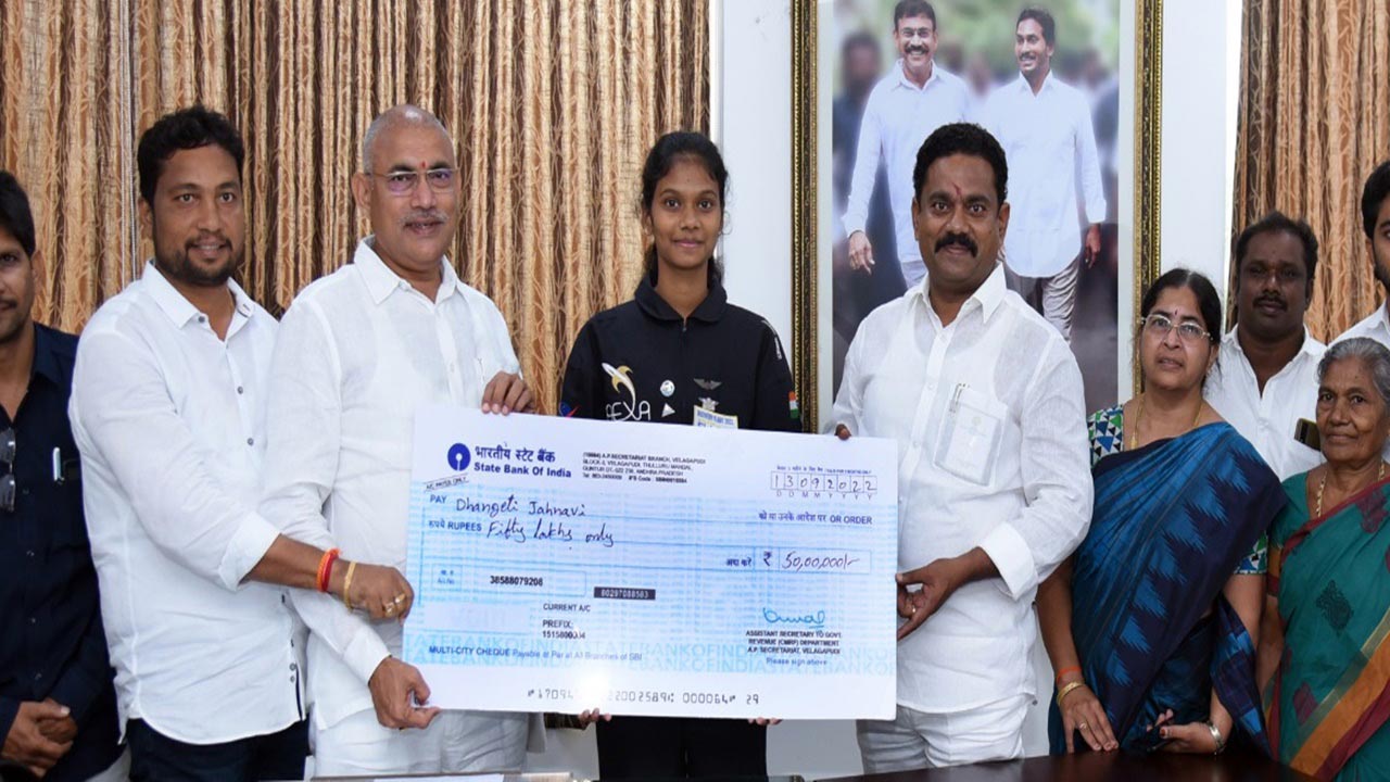 Andhra Pradesh: ఔత్సాహిక వ్యోమగామి జాహ్నవికి ఏపీ ప్రభుత్వం రివార్డు.. రూ.50 లక్షలు అందజేత