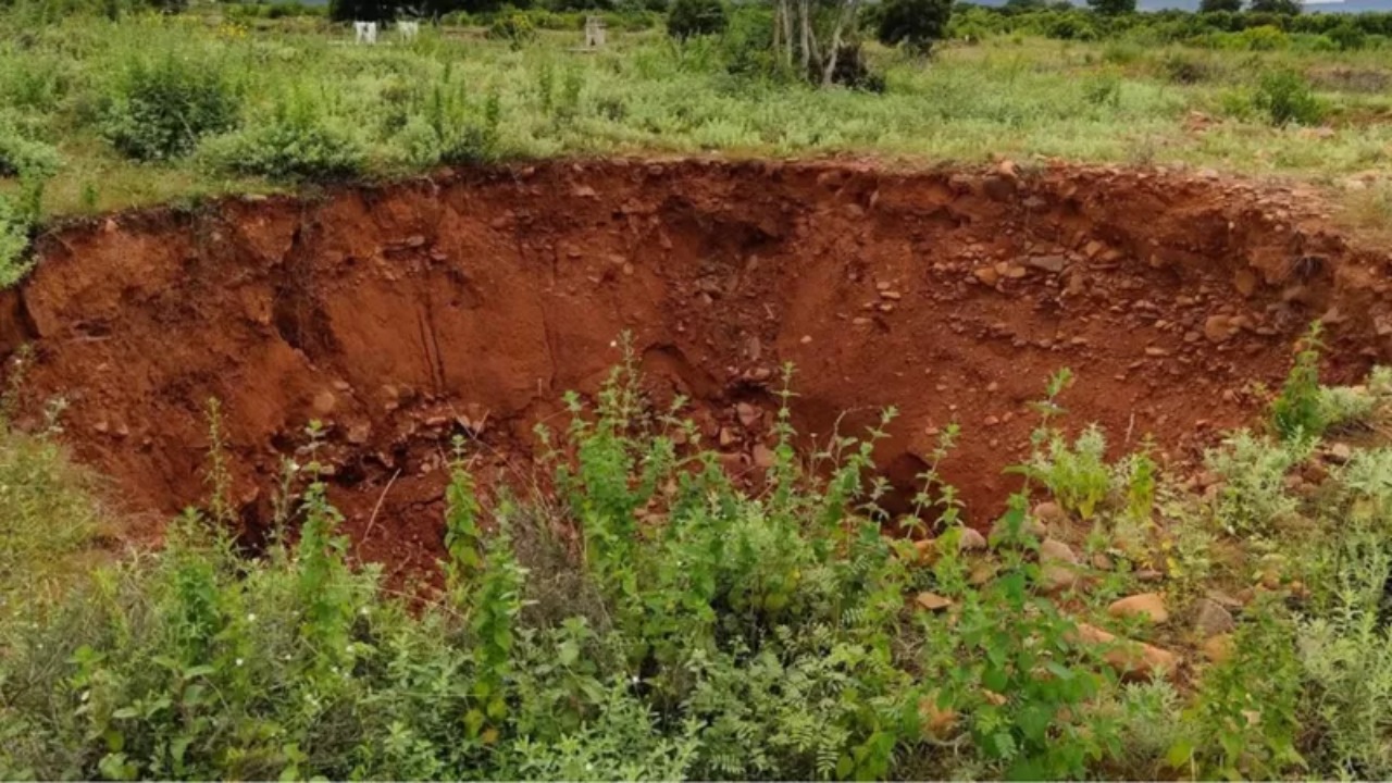 silos in lands; భూముల్లో గోతులు… ఆందోళనలో రైతులు