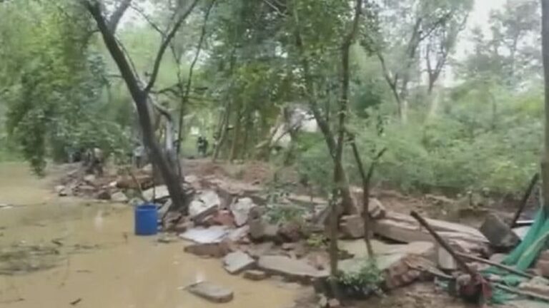 Lucknow Wall Collapse: శిథిలాల కింద చిక్కుకున్న వ్యక్తిని ఫోన్ కాల్ రక్షించింది..