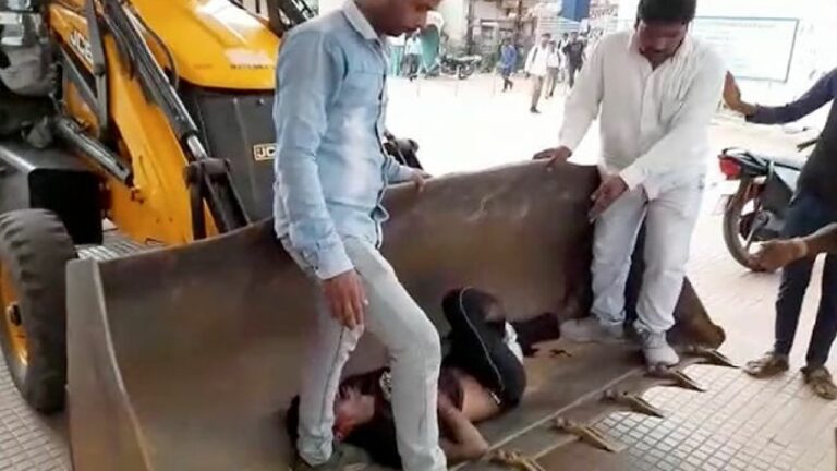 Madhya Pradesh: యాక్సిడెంట్ బాధితుడిని బుల్డోజర్‌లో ఆసుపత్రికి తరలింపు.. వీడియో వైరల్