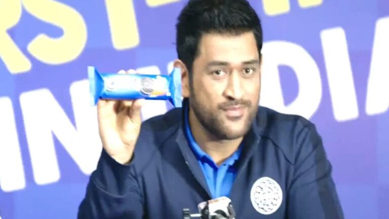 MS Dhoni: అభిమానులకు ధోనీ బిస్కెట్.. ఇదేం విషయం అంటూ అభిమానుల సెటైర్లు