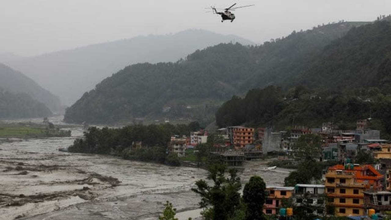 Nepal: నేపాల్‌లో భారీ వర్షాలు.. కొండచరియలు విరిగిపడి 17 మంది దుర్మరణం