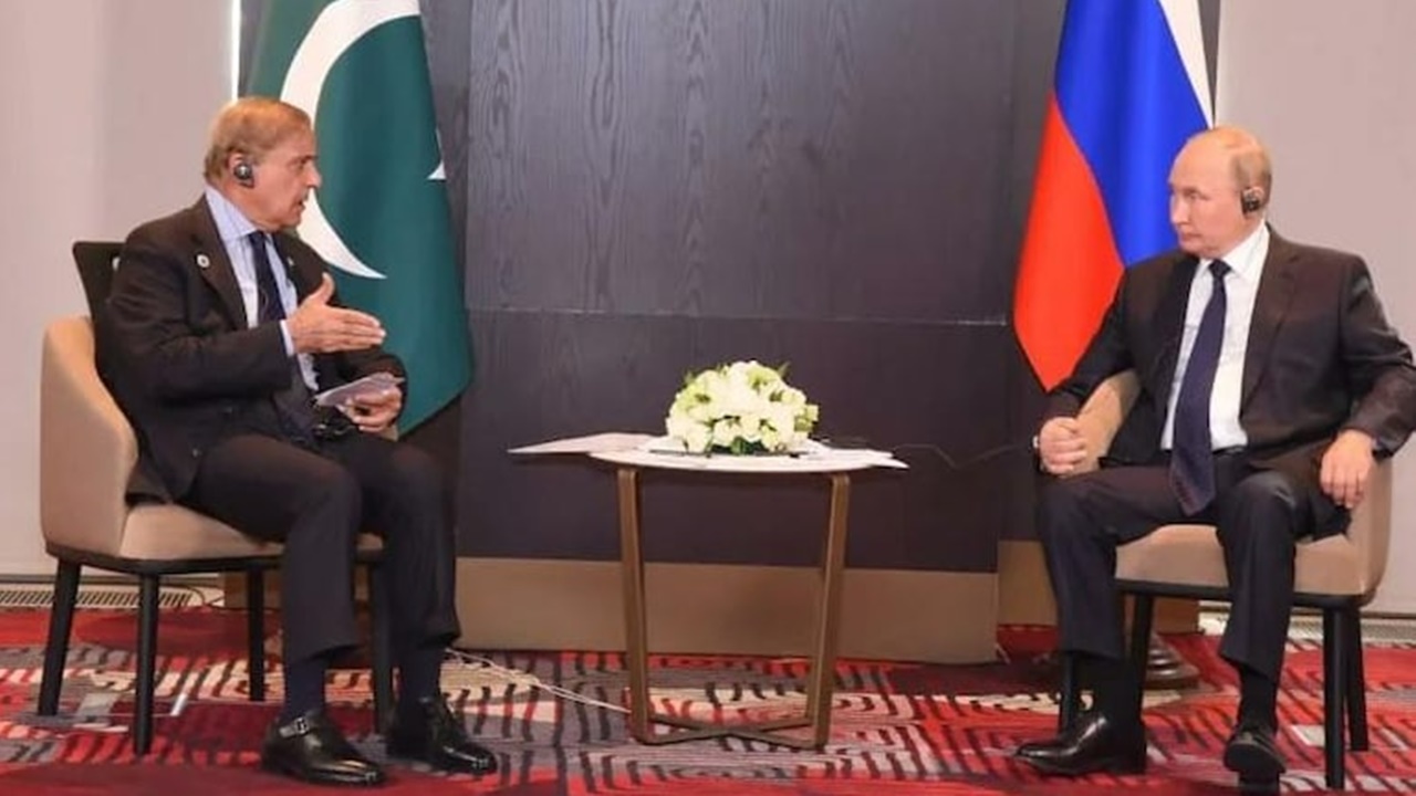 Pakistan PM: పాకిస్తాన్ ప్రధాని అవస్థలు.. రష్యా అధ్యక్షుడి నవ్వులు!