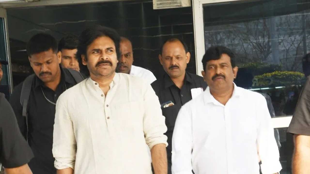 Pawan Kalyan: హఠాత్తుగా అమెరికా కు పవన్.. అందుకేనా..?