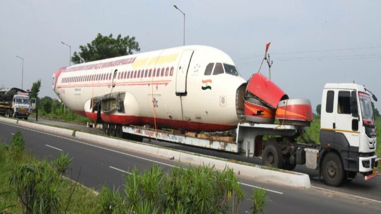 Flight on Road: గాల్లో విమానం రోడ్డుమీదకు.. ఏంటా కథ?