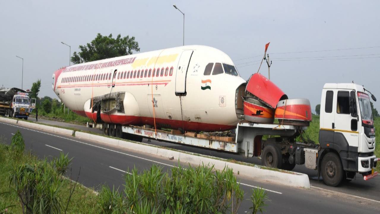 Flight on Road: గాల్లో విమానం రోడ్డుమీదకు.. ఏంటా కథ?