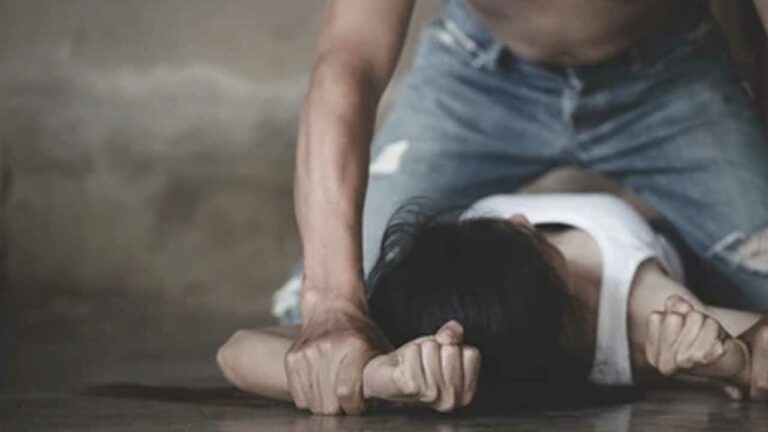 Constable Rape: దారుణం.. అర్ధరాత్రి నడిరోడ్డుపై మెడికోపై పోలీస్ అత్యాచారం..?