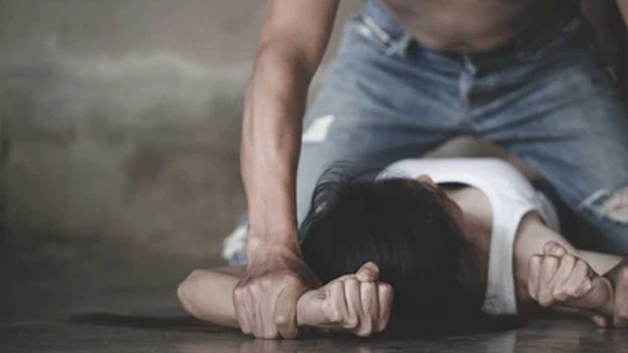 Constable Rape: దారుణం.. అర్ధరాత్రి నడిరోడ్డుపై మెడికోపై పోలీస్ అత్యాచారం..?