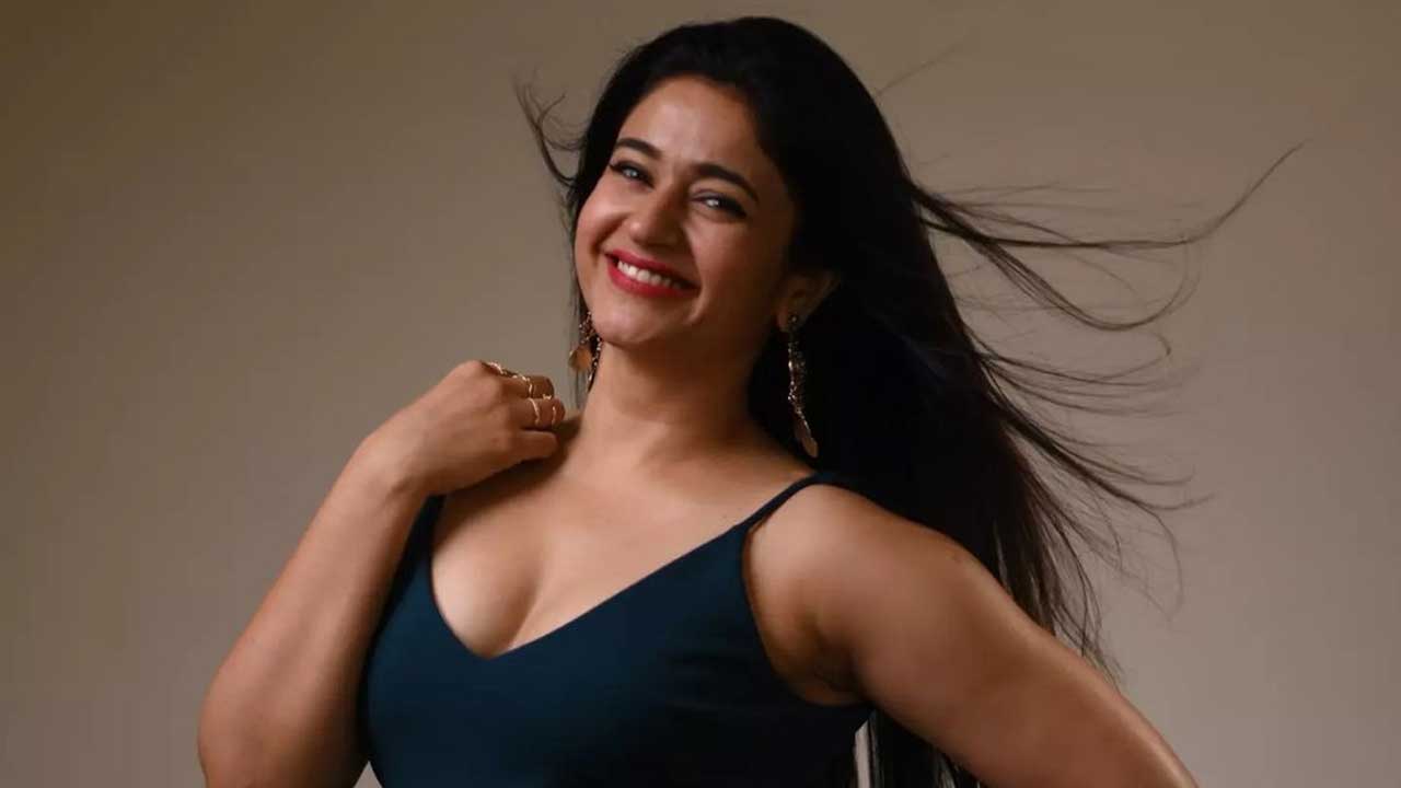 Poonam Bajwa: నవ్వుతోనే మెస్మరైజ్ చేస్తున్న బొద్దు భామ