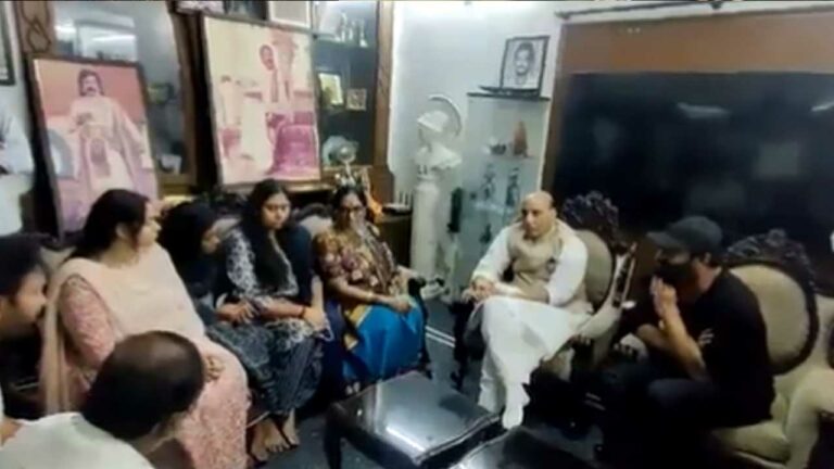 Krishnam Raju: కృష్ణంరాజు కుటుంబాన్ని పరామర్శించిన కేంద్రమంత్రి రాజ్‌నాథ్‌సింగ్..