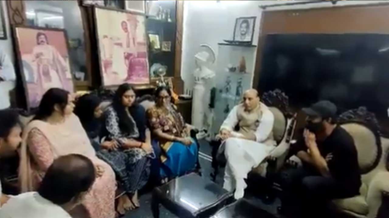 Krishnam Raju: కృష్ణంరాజు కుటుంబాన్ని పరామర్శించిన కేంద్రమంత్రి రాజ్‌నాథ్‌సింగ్..