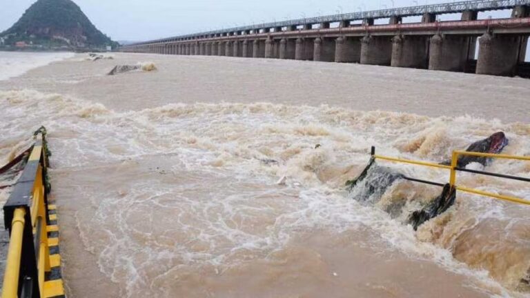 Krishna River Water Flow: కృష్ణానదికి వరద‌ ఉధృతి.. బీ అలర్ట్