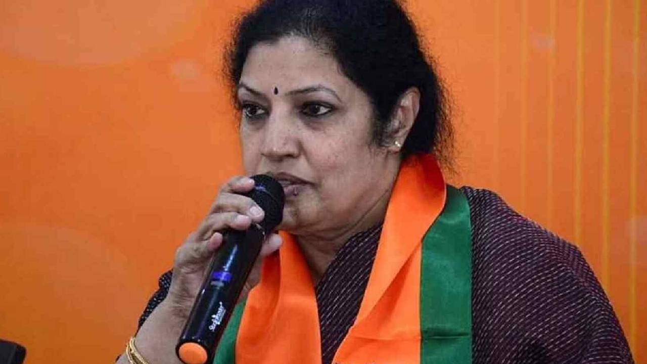 Daggubati Purandeswari: పురందేశ్వరికి బీజేపీ షాక్.. కీలక పదవుల నుంచి తొలగింపు