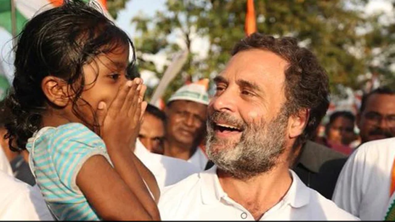 Bharat Jodo Yatra: భారత్ జోడో యాత్రలో ఉద్విగ్న సన్నివేశం.. ఉబ్బితబ్బిబ్బైన చిన్నారి