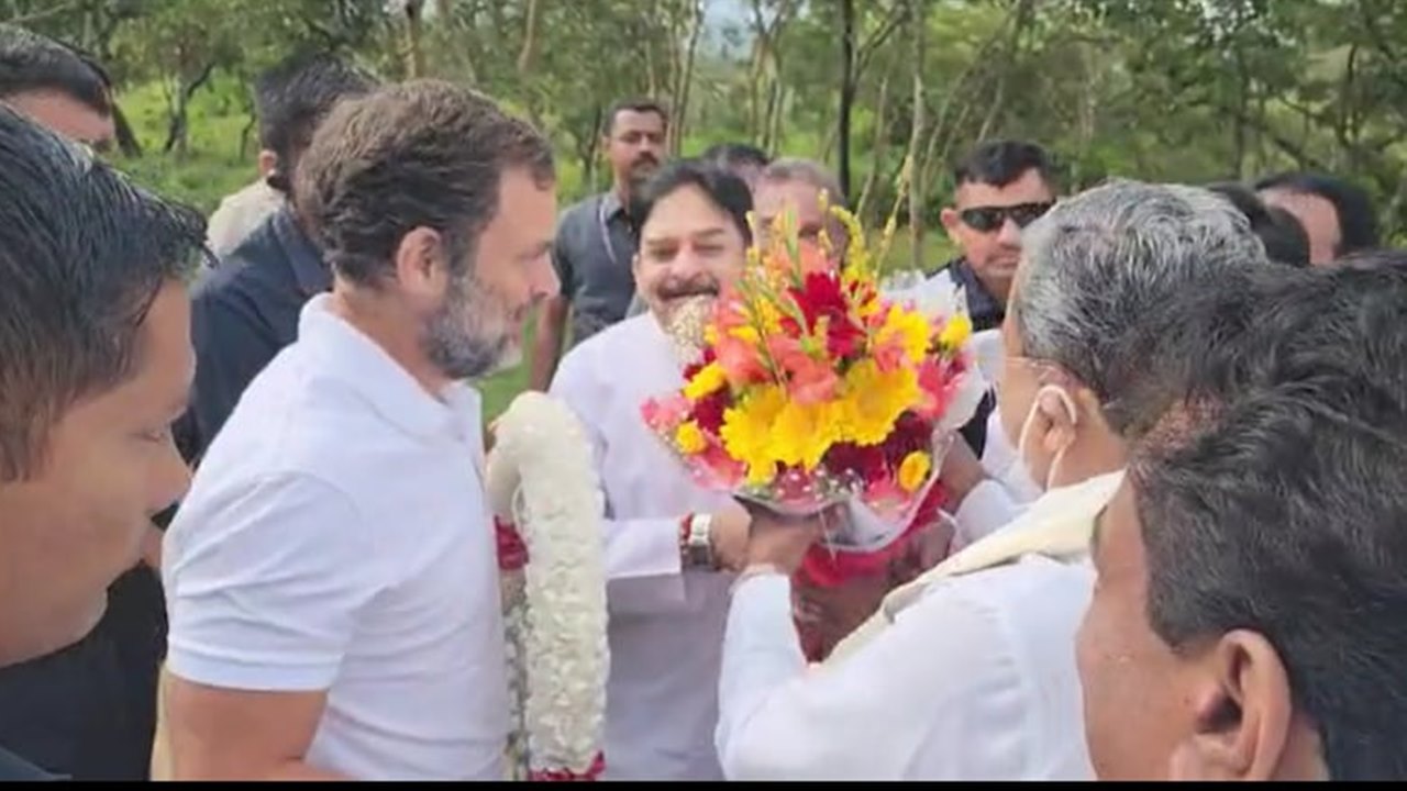 Bharat Jodo Yatra: కర్ణాటకలోకి ప్రవేశించిన భారత్ జోడో యాత్ర