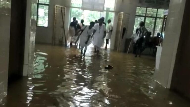 Eluru Heavy Rain: ముంచెత్తిన భారీ వాన.. ఆస్పత్రిలోకి భారీగా నీరు