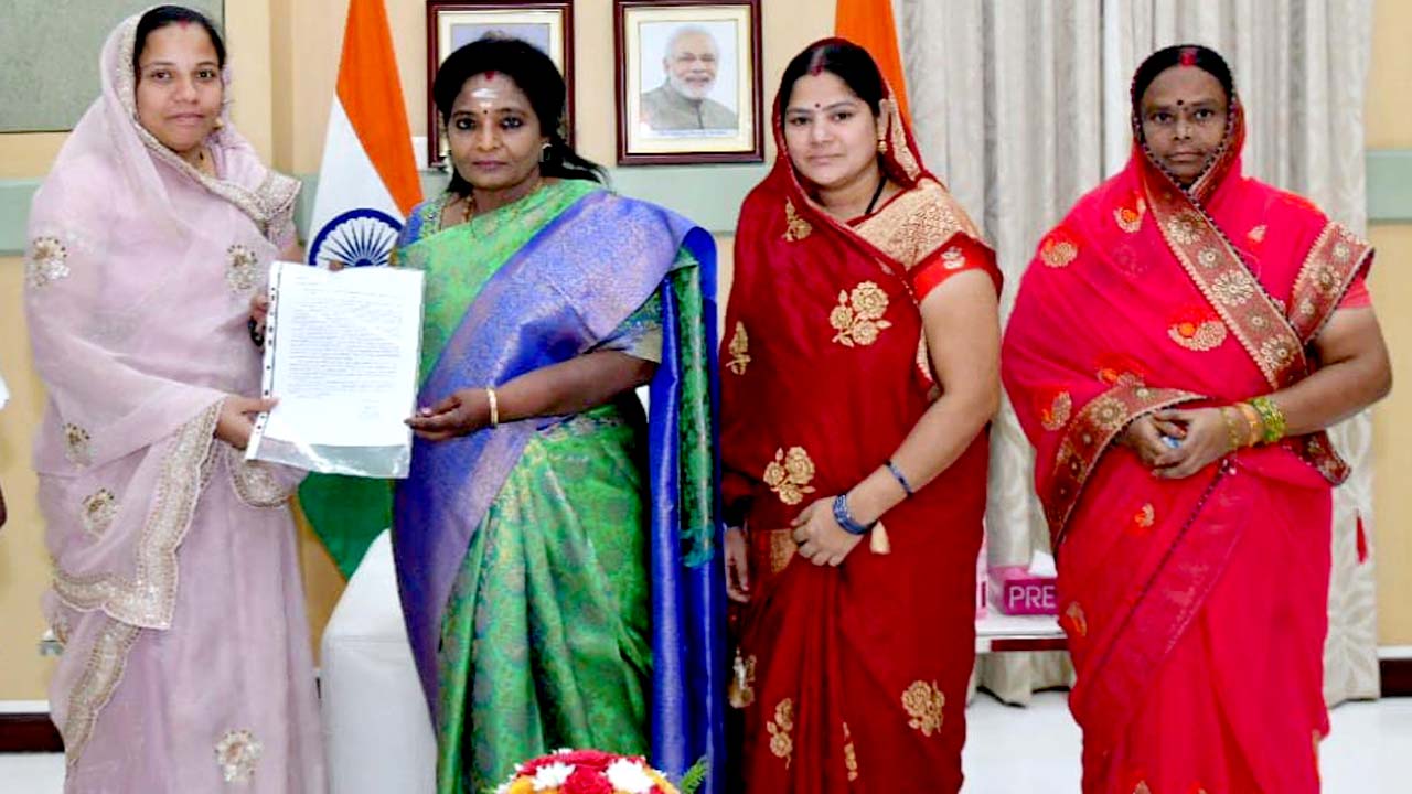 MLA Rajasingh wife meet to Governor: గవర్నర్‌ తమిళిసైను కలిసిన రాజాసింగ్‌ భార్య..