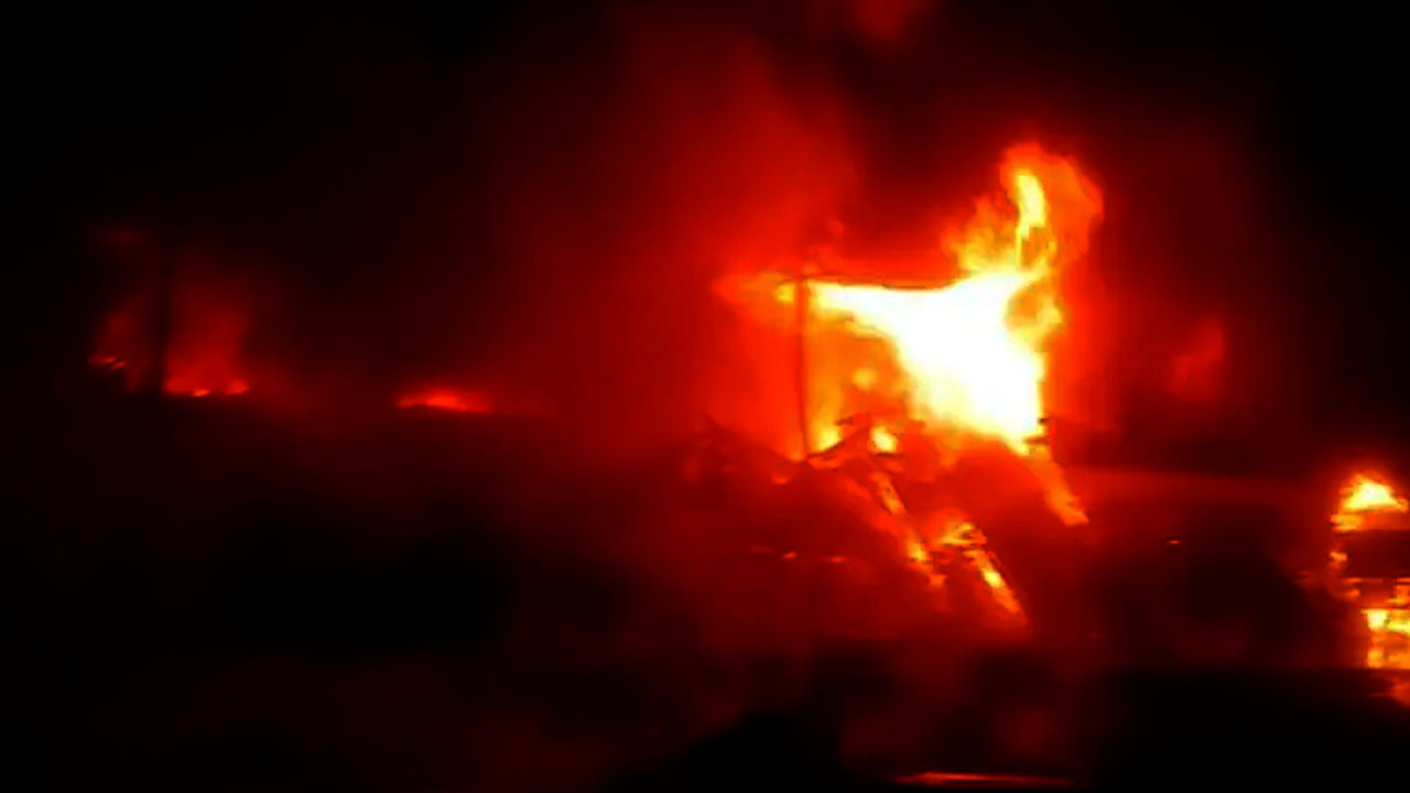 Fire Accident: రాజేంద్రనగర్ లో భారీ అగ్ని ప్రమాదం.. క్షణాల్లో ఐదు దుకాణాలకు మంటలు