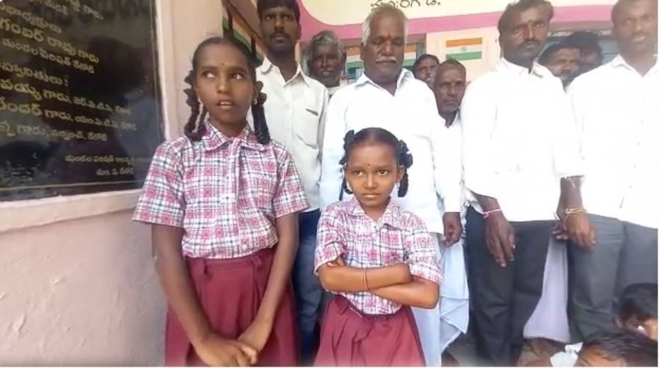 Students Protest on Teacher: ఆ టీచర్ అంటే హడల్.. మాకొద్దు అంటూ నిరసన