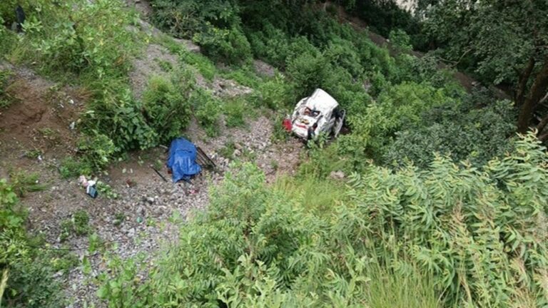car falls into gorge: రిషికేశ్‌లో లోయలో పడిన కారు.. ముగ్గురు మృతి