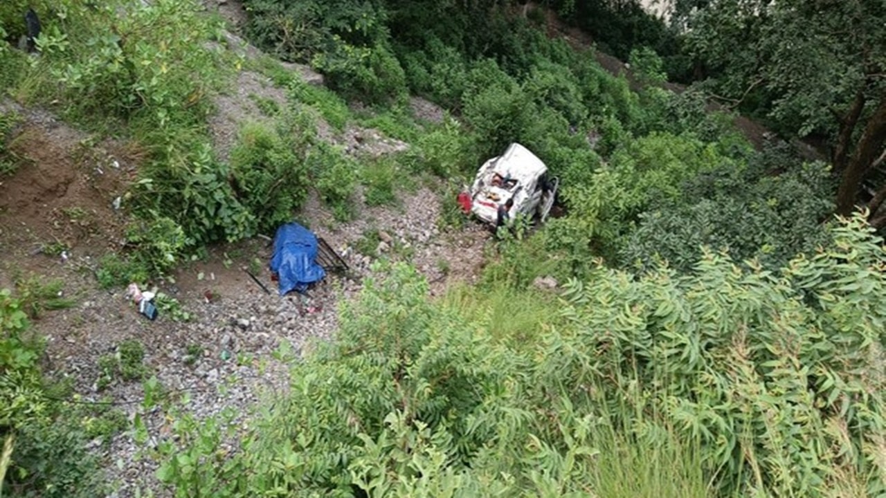 car falls into gorge: రిషికేశ్‌లో లోయలో పడిన కారు.. ముగ్గురు మృతి