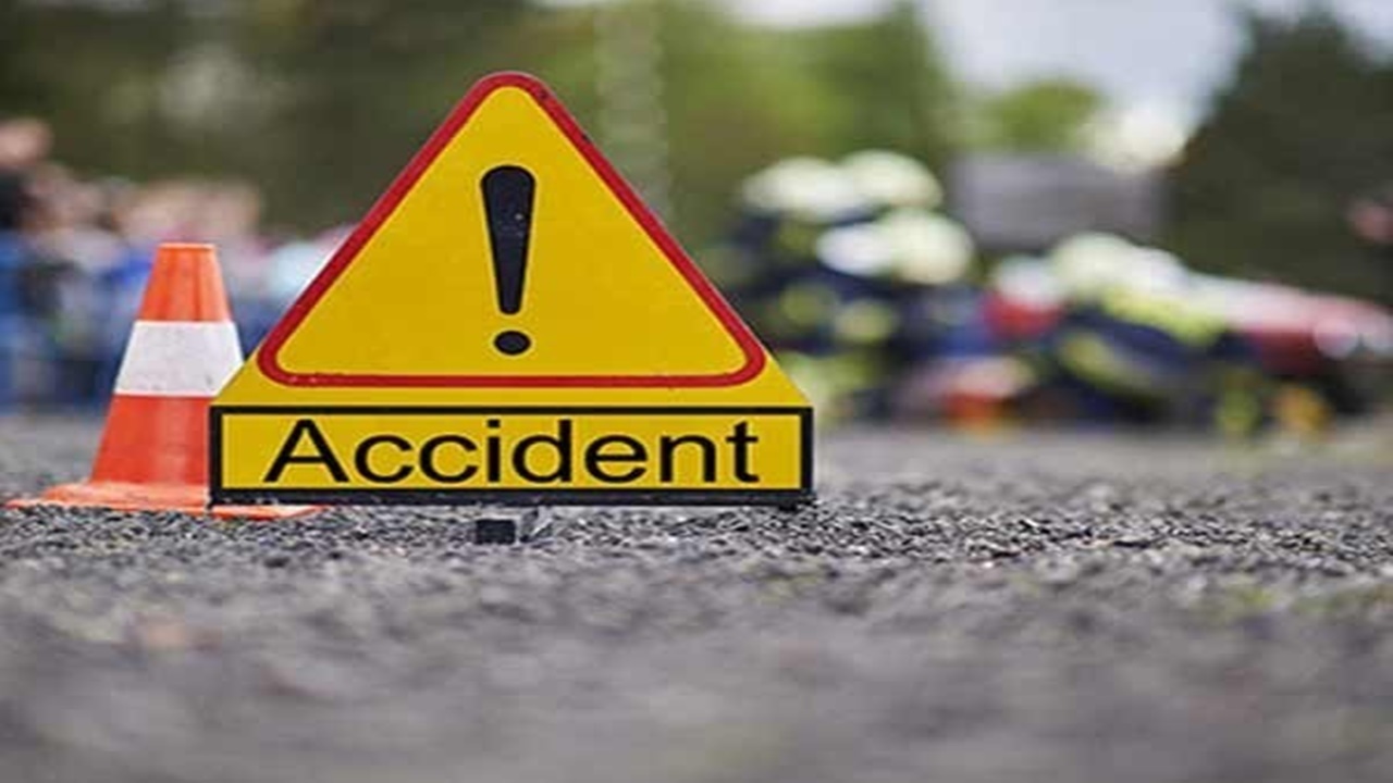 Road Accident: అర్ధరాత్రి ఘోర రోడ్డు ప్రమాదం.. 7గురు దుర్మరణం, 10 మందికి గాయాలు