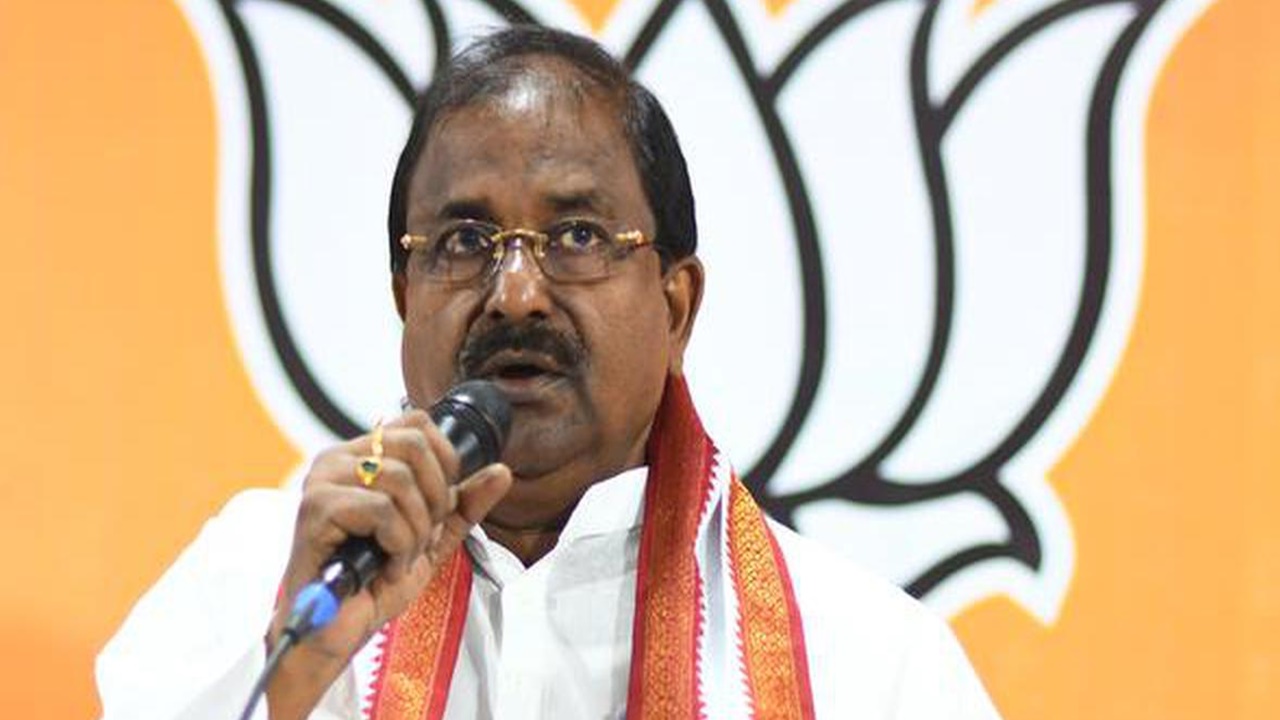 Somu Veerraju: తొమ్మిది రత్నాలతో రాష్ట్రాన్ని అప్పుల పాలు చేసేశారు..!!