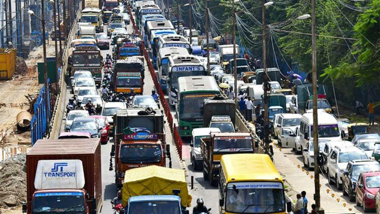 Love Story: ట్రాఫిక్ జామ్‌లో ప్రేమకథ.. అలా మొదలైంది..!!