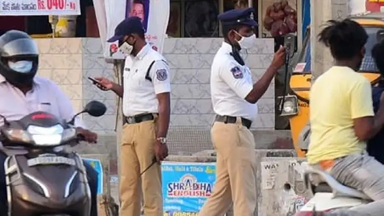 Hyderabad: ట్రాఫిక్ క్లియరెన్స్ కంటే ఛలాన్ వేయడమే పోలీసులకు ముఖ్యమా?