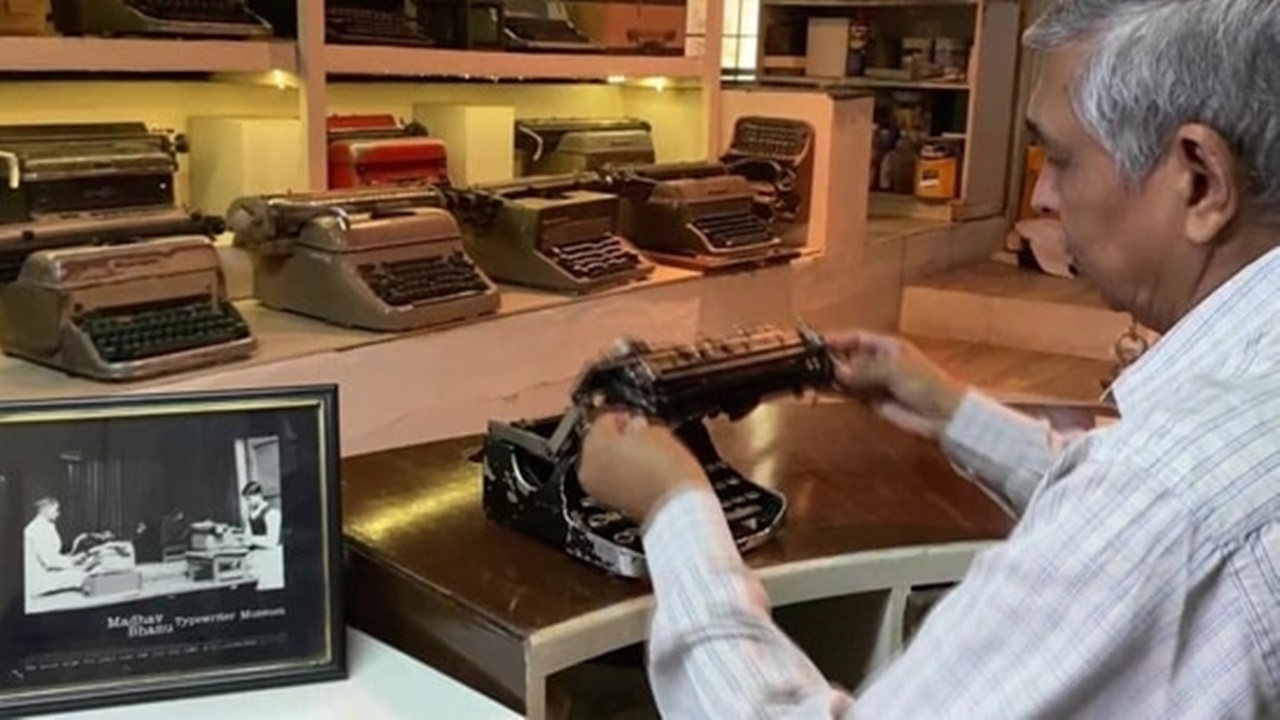 Typewriters Museum: మధ్యప్రదేశ్ వ్యక్తి రికార్డు.. 450 టైప్ రైటర్లతో మ్యూజియం ఏర్పాటు