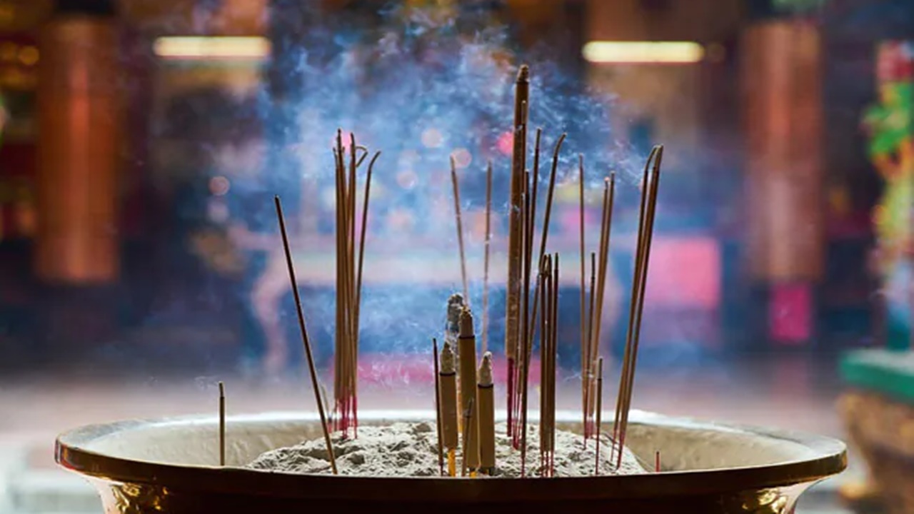 Devotee Chops Off Tongue: నాలుకను కత్తిరించి దేవుడికి అర్పించిన భక్తుడు.. ఎక్కడో తెలుసా?