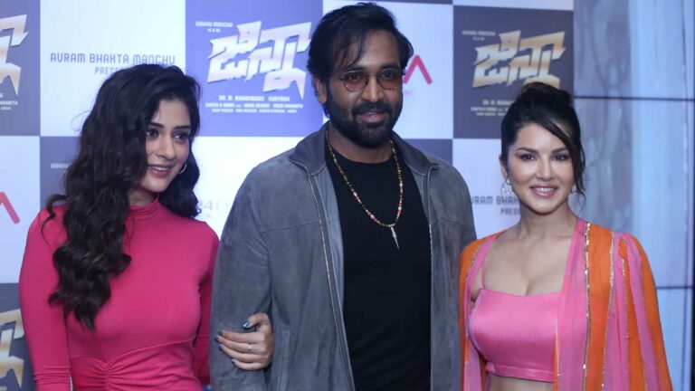 Manchu Vishnu: మీడియా ముందే హీరోయిన్ ను ముద్దు అడిగిన మా ప్రెసిడెంట్